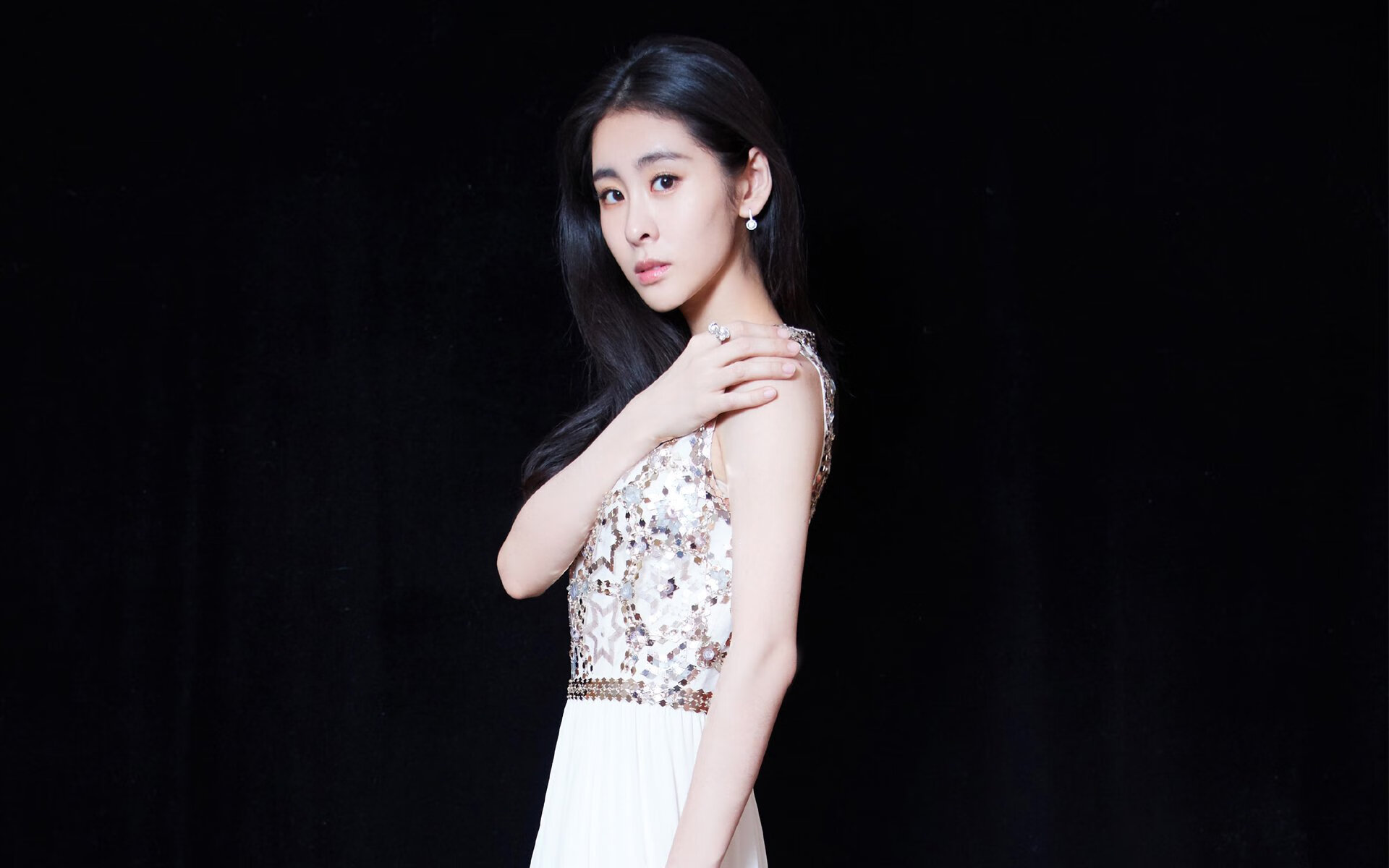 爱游戏-英格兰举办篮球明星见面会，英格兰篮球运动员